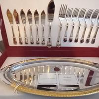 Servizio di posate e vassoio con rifiniture in oro