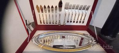 Servizio di posate e vassoio con rifiniture in oro