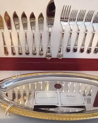 Servizio di posate e vassoio con rifiniture in oro
