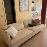 Divano lineare in pelle chiara - made in italy