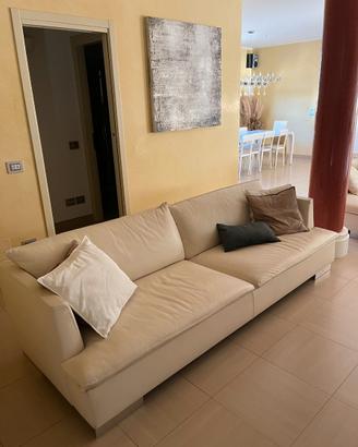 Divano lineare in pelle chiara - made in italy