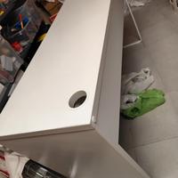 Scrivania con due cassetti spaziosi