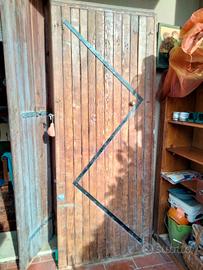 vecchia porta artigianale di cantina