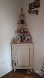 Angoliera shabby chic bianca e rosa.