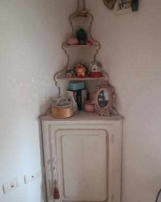 Angoliera shabby chic bianca e rosa.
