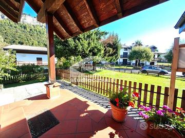 VILLETTA A SCHIERA DI TESTA IN LOTTO DI TERRENO ED