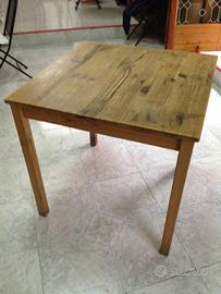 Tavolo di legno quadrato