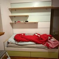 Letto singolo con cassettoni, boiserie con mensole