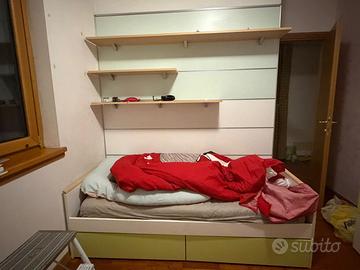 Letto singolo con cassettoni, boiserie con mensole