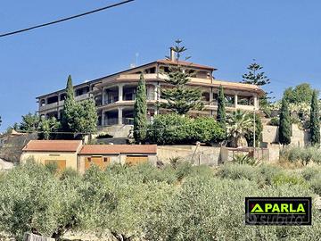 VILLA PLURIFAMILIARE DI AMPIE METRATURE