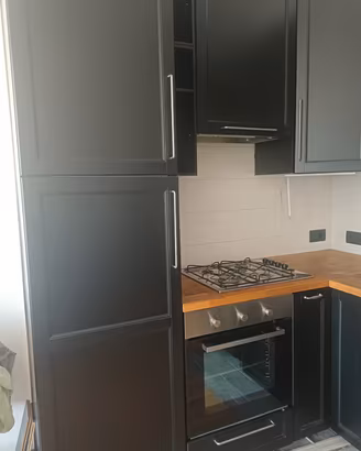 Cucina angolare. frigo e forno