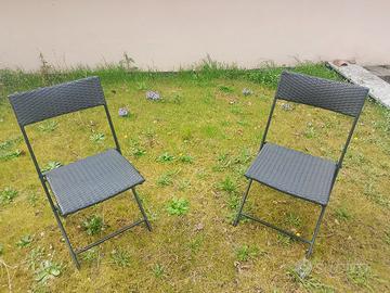 Due sedie pieghevoli salva spazio.