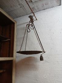 Antica bilancia a sospensione in ferro – vintage