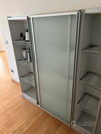 Credenza a muro con ante scorrevoli