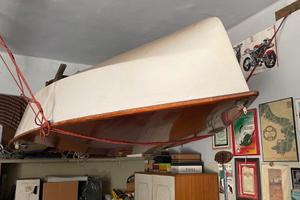 Barca a vela in legno vintage da regata