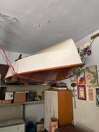 Barca a vela in legno vintage da regata