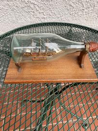 Barchetta nella bottiglia