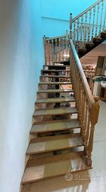 Scala il legno con struttura in ferro