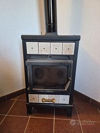 Stufa a legna con rivestimento in piastrelle
