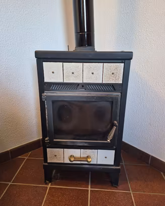 Stufa a legna con rivestimento in piastrelle
