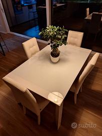 Tavolo bianco laccato allungabile