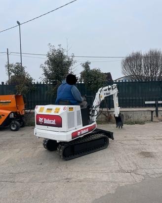 E129 Mini escavatore 14 q