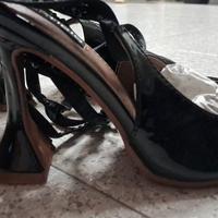 Scarpe con tacco e lacci