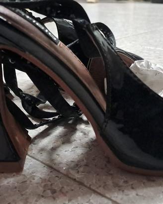 Scarpe con tacco e lacci