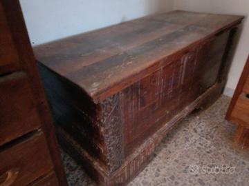 Cassapanca in legno massello intagliato