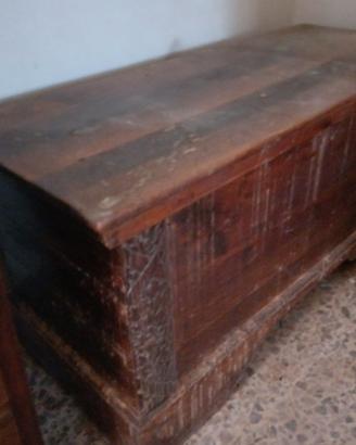Cassapanca in legno massello intagliato