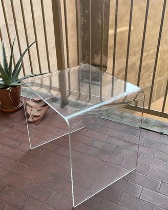 Tavolino in plexiglas trasparente
