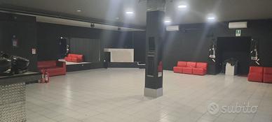 Locale fronte strada trafficata