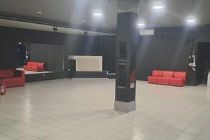 Locale fronte strada trafficata