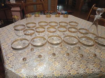 Servizio in cristallo con bordo oro 