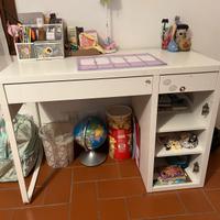 Scrivania bianca con cassetto