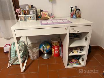 Scrivania bianca con cassetto