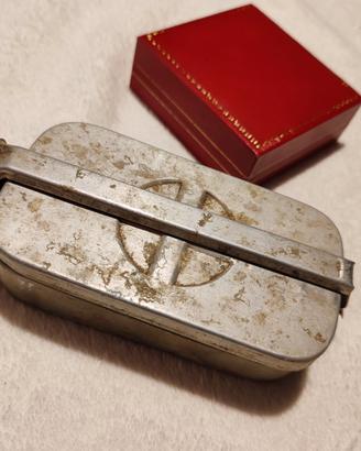 Siringa d'epoca in vetro e scatola sterilizzatrice