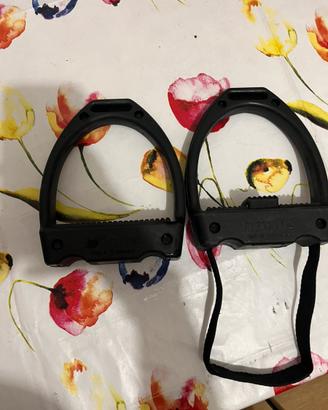 Coppia di staffe di cortesia