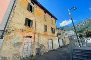 Casa indipendente di 221 m² con più di 5 locali a 