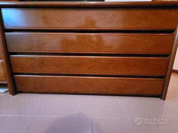 Camera da letto armadio, comò e comodini.