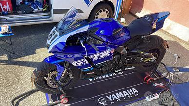 Yamaha R1 solo pista