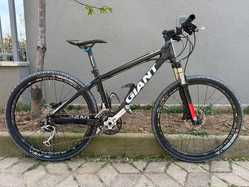 GIANT IN CARBONIO. 26". SHIMANO XT 9x3v. FRONT. FR