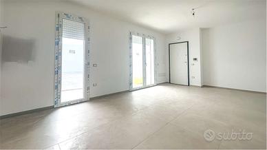 Trilocale di nuova costruzione con cortile e posto