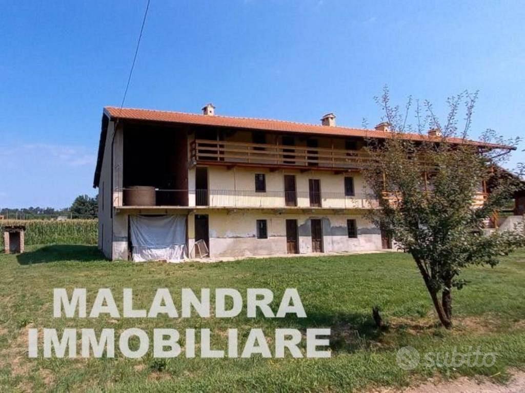 Rustico / Casale di 751 m² con più di 5 locali a O - Vista 2