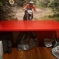 Scrivania rossa + cassettiera coordinata