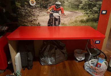 Scrivania rossa + cassettiera coordinata