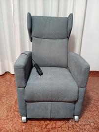 poltrona con parti mobili e sollevatore 
