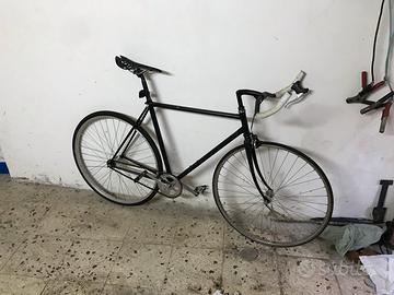 Bicicletta scatto fisso nera