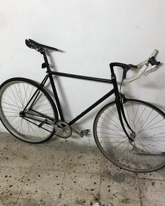 Bicicletta scatto fisso nera