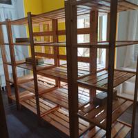 scaffalatura in pino chiaro